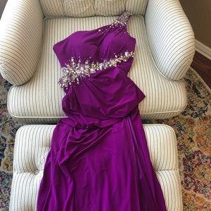 This a size 4 cache prom dress